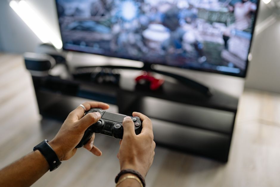 gaming TV screen gamer with controller - ハイエンドテレビは「買い」か？ゲーマーが激論！価格差の価値を徹底検証