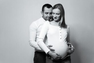 happy pregnant woman maternity portrait - 女優アン・ハサウェイ、43歳で第三子妊娠を発表！喜びの声