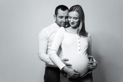 happy pregnant woman maternity portrait - 女優アン・ハサウェイ、43歳で第三子妊娠を発表！喜びの声