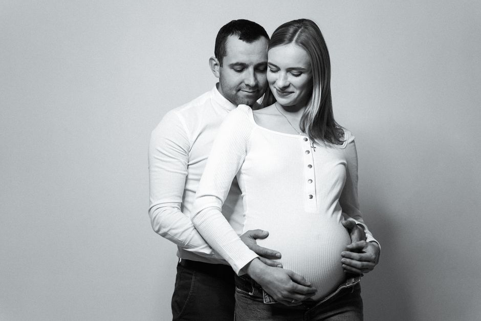 happy pregnant woman maternity portrait - 女優アン・ハサウェイ、43歳で第三子妊娠を発表!喜びの声