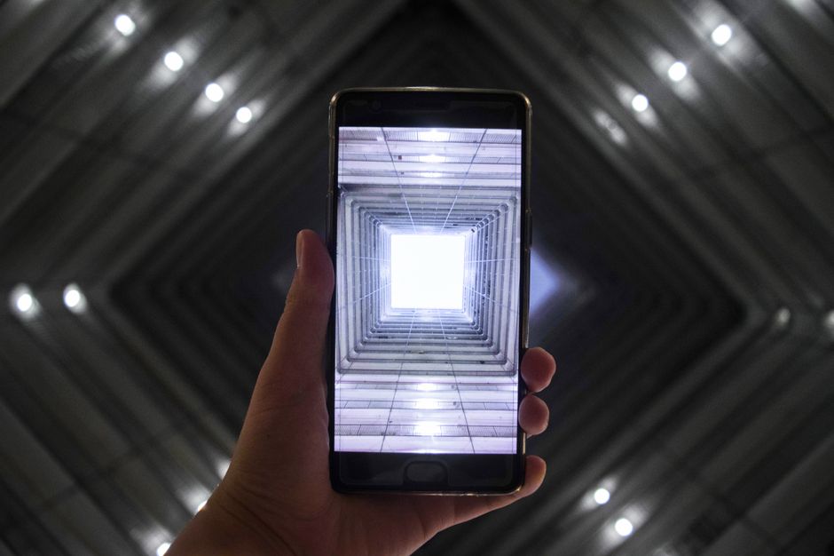 futuristic smartphone smartphone outdoor - 2026年最新スマホガイド：通勤・アウトドアに最適なフラッグシップモデルを徹底比較！