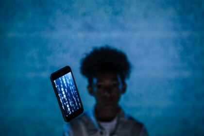 futuristic smartphone smartphone display - 2026年のスマホ選び新基準：OPPO Find X9s Proが示す未来