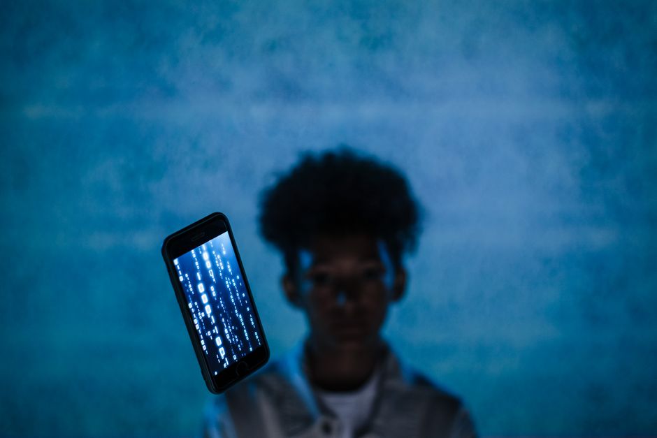 futuristic smartphone smartphone display - 2026年のスマホ選び新基準：OPPO Find X9s Proが示す未来