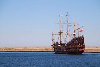 pirate ship sailing ship - 『アサシン クリード4 ブラック フラッグ リマスター』PC版、ついに海賊の冒険へ出航!Metacritic 84点獲得で高評価の嵐!