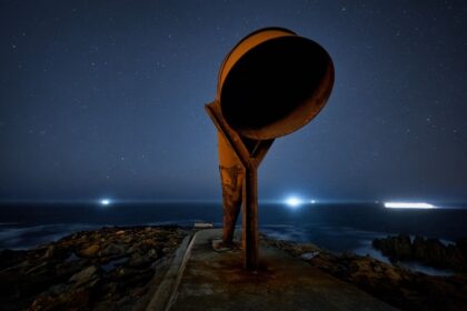 Giant metal sphere beach Space debris coast - オーストラリア沿岸に謎の巨大金属球体！宇宙開発の“忘れ物”か？