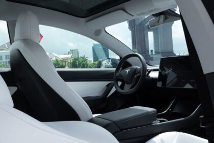 futuristic EV AI car interior - 日本車メーカー、中国EV開発速度に学ぶ戦略転換