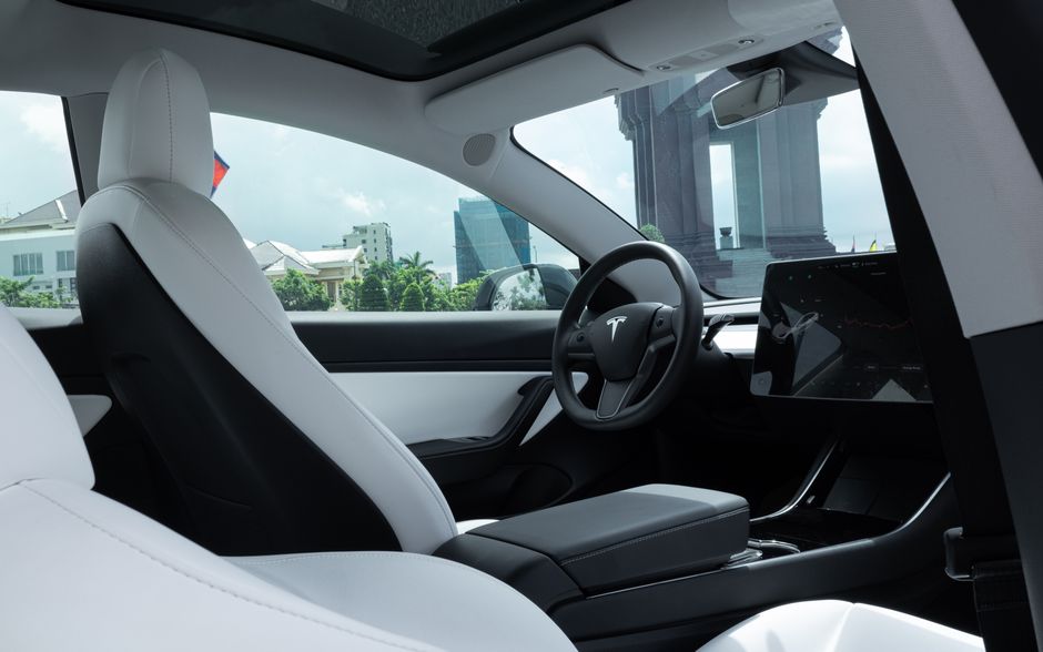 futuristic EV AI car interior - 日本車メーカー、中国EV開発速度に学ぶ戦略転換