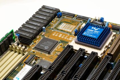 CPU thermal management Intel processor chip - IntelがLinuxに革新!CPU温度アラート処理を劇的に効率化