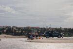 SUV in water beach Stranded SUV beach - 中国ビーチでオフロード車が海中走行!危険行為の末路と愛車への代償