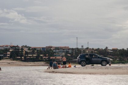 SUV in water beach Stranded SUV beach - 中国ビーチでオフロード車が海中走行！危険行為の末路と愛車への代償
