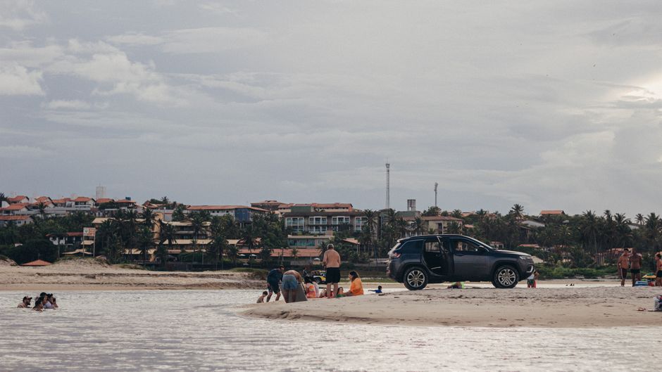 SUV in water beach Stranded SUV beach - 中国ビーチでオフロード車が海中走行！危険行為の末路と愛車への代償