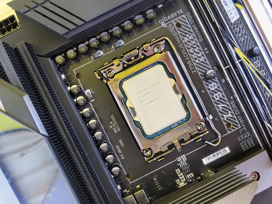 CPU thermal paste - 【マジか】CPUに“真っ白”なグリスを大量塗布！ゲーマーのSOSにネット民騒然