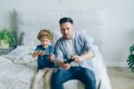 child playing space game - 「崩壊:スターレイル」が現実と融合!ゲームが紡ぐ子供たちの宇宙への夢