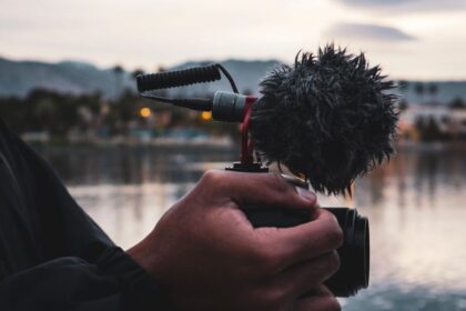 vlogging camera, mirrorless camera - キヤノンR50V：一台で多様な撮影を叶えるAPS-Cミラーレス