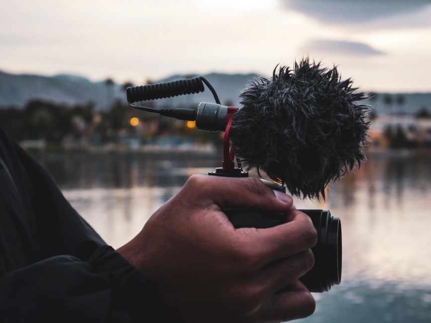 vlogging camera, mirrorless camera - キヤノンR50V：一台で多様な撮影を叶えるAPS-Cミラーレス