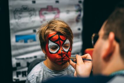 Spider-Man Superhero - スパイダーマン最新作が中国で世界先行公開!孤独な戦いと新たな脅威に直面