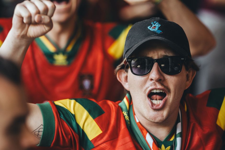 Chinese soccer fan cheering - 中国メディア編集者が語る、熱狂のサッカー観戦記