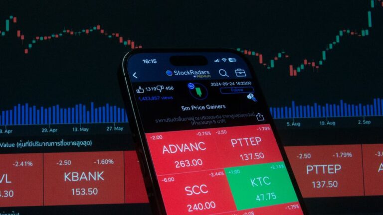 Xiaohongshu app, IPO stock chart - 中国人気SNS「小紅書」IPOに暗雲！元幹部告発の波紋