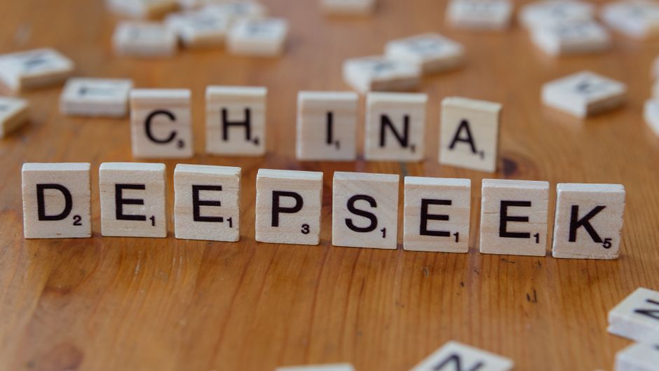 AI stock market growth, Chinese AI innovation - 中国AI企業「昆仑万维」が快進撃！AI事業で年間収益8億ドル突破、株価も急騰