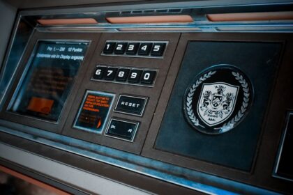 game editor interface futuristic game studio - 4000万パルワールドの衝撃！中国ゲーム業界を動かすUGCとmiHoYoの野心
