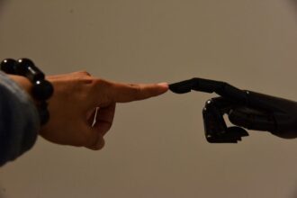 AI brain human interface - AI時代の情報伝達と人文の未来：楊君氏のメディア論