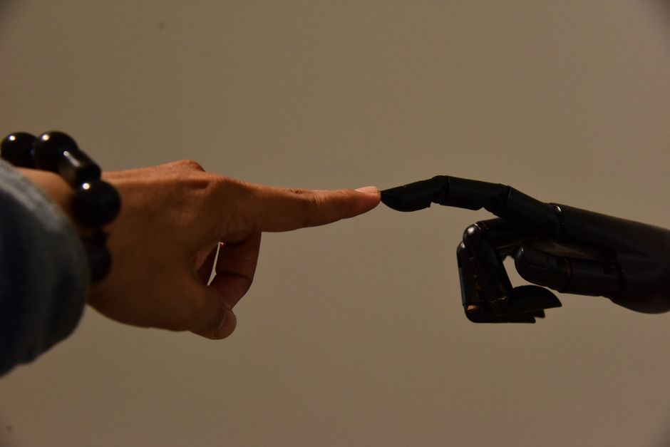AI brain human interface - AI時代の情報伝達と人文の未来：楊君氏のメディア論