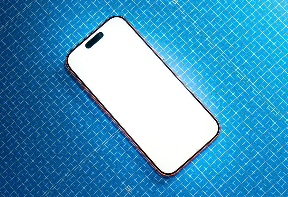 futuristic iPhone, AI smartphone - iPhone 18、RAMは9GBへ！でも一部AI機能は非対応？