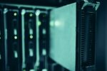 AI data center Server farm - 中国AI「Kimi K3」爆発的人気で新規登録一時停止!計算リソース限界の舞台裏