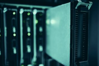 AI data center Server farm - 中国AI「Kimi K3」爆発的人気で新規登録一時停止!計算リソース限界の舞台裏