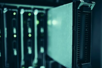 AI data center Server farm - 中国AI「Kimi K3」爆発的人気で新規登録一時停止!計算リソース限界の舞台裏