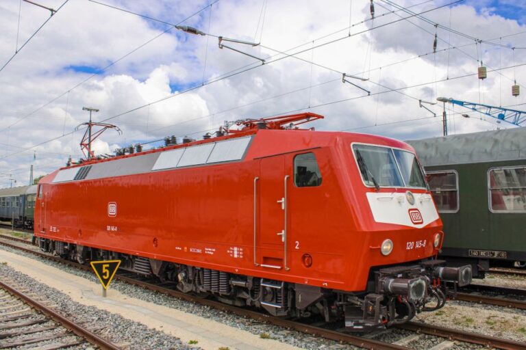catenary train train roof high voltage - 列車屋根で2万5000V高圧線に接触！インドで起きた衝撃の感電事故