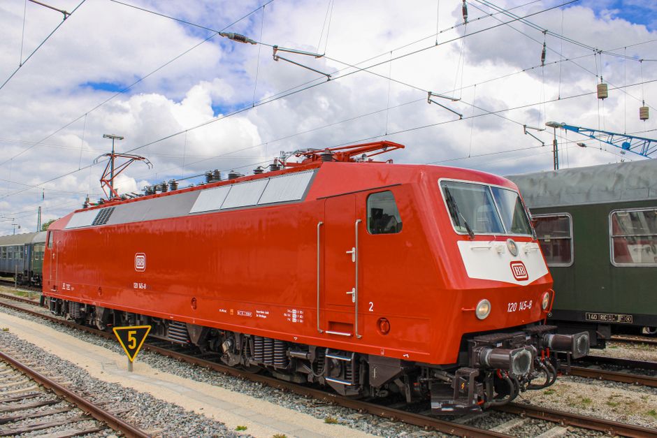 catenary train train roof high voltage - 列車屋根で2万5000V高圧線に接触！インドで起きた衝撃の感電事故