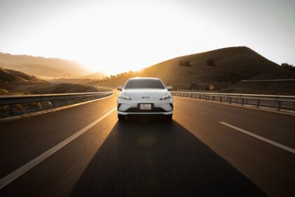 Xiaomi EV testing Electric SUV road test - シャオミ初のEV「澎程」、428万kmの過酷テスト完了！CEOも品質を徹底検証