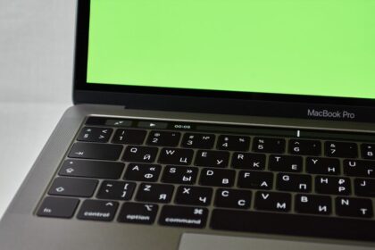 Macbook OLED display Apple M-series chip - Mac刷新計画：OLEDディスプレイ＆新Mチップ搭載、2026年以降続々登場！