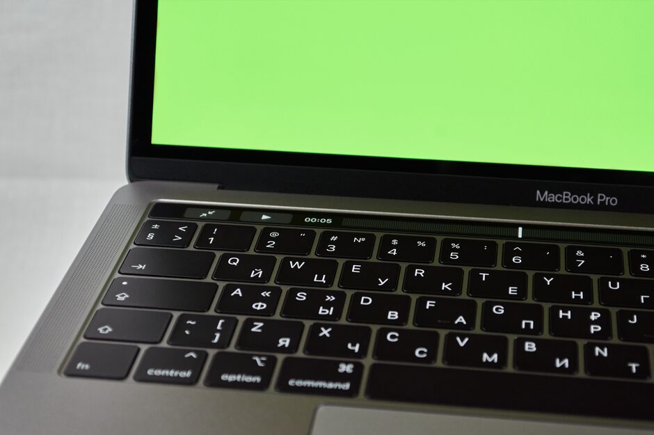 Macbook OLED display Apple M-series chip - Mac刷新計画:OLEDディスプレイ&新Mチップ搭載、2026年以降続々登場!