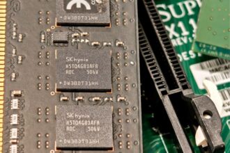DIY GPU board RISC-V chip array - 驚愕！8192個のRISC-VチップでGPUを自作、消費電力は2000W超え