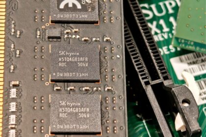 DIY GPU board RISC-V chip array - 驚愕！8192個のRISC-VチップでGPUを自作、消費電力は2000W超え