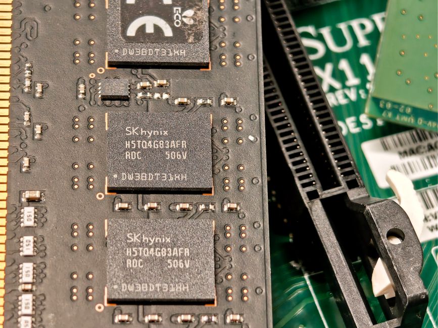DIY GPU board RISC-V chip array - 驚愕！8192個のRISC-VチップでGPUを自作、消費電力は2000W超え