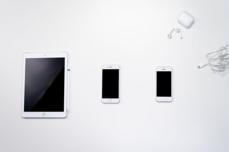 foldable iPhone iPhone Ultra concept - Apple初の折りたたみiPhone『Ultra』発表に暗雲か?品質と技術課題で開発難航