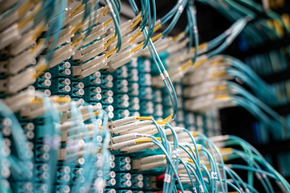 fiber optic AI AI network infrastructure - ファーウェイ、AI-OTNで次世代通信網を革新!AIビジネス加速の鍵