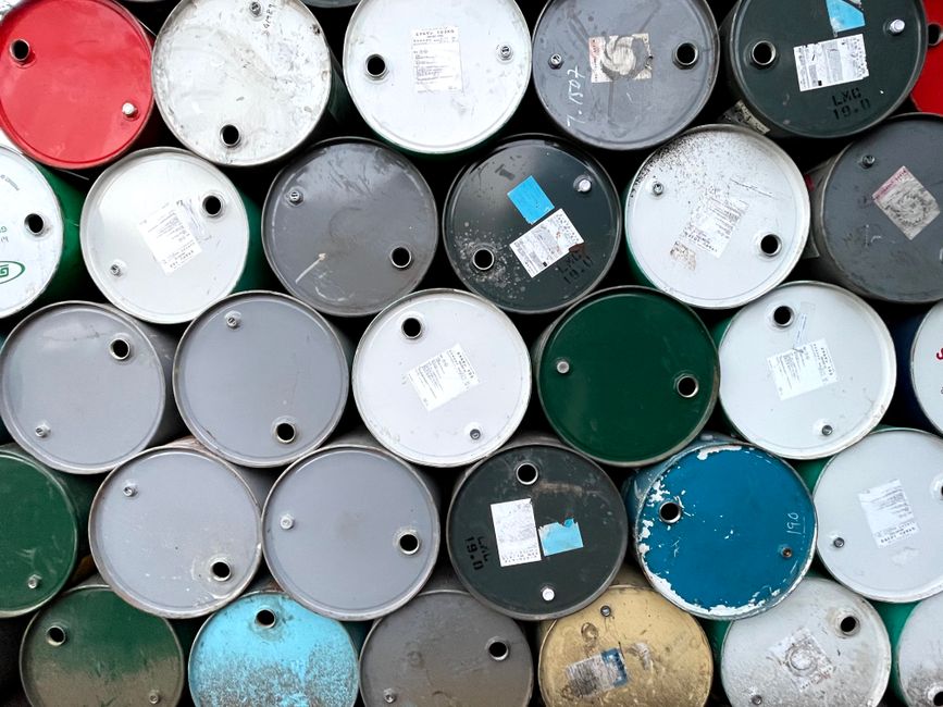oil barrel, oil pump - サウジ、原油24年ぶり大幅値下げ！世界のエネルギー市場は供給過剰へ？