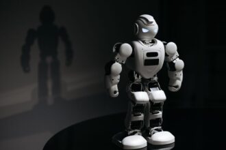 humanoid robot, damaged robot - 99万元のヒューマノイド、稼働2-4時間で炎上！「スマホAI以下」と酷評の真意は？
