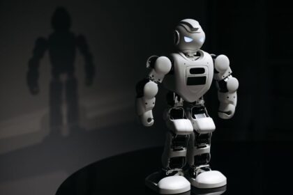 humanoid robot, damaged robot - 99万元のヒューマノイド、稼働2-4時間で炎上！「スマホAI以下」と酷評の真意は？