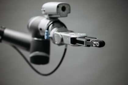 robotic arm smartphone AI future smartphone - AI×ロボットの未来形！「Robot Phone」が拓く新境地