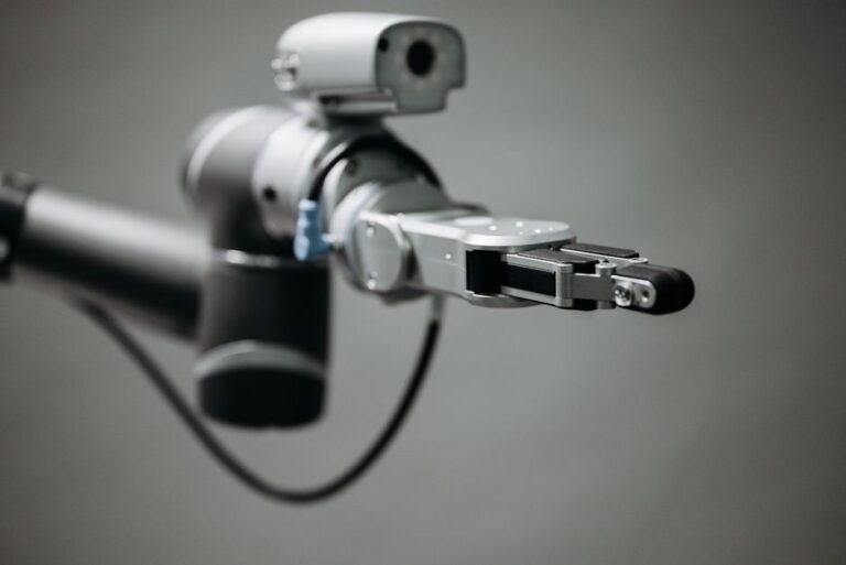 robotic arm smartphone AI future smartphone - AI×ロボットの未来形!「Robot Phone」が拓く新境地