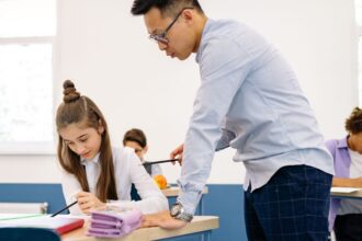 school fight scene teacher protecting student - 2026年夏季韓ドラ旋風！『鉄拳教育』中国で異例の高評価8.7点、爽快アクションが社会問題に切り込む